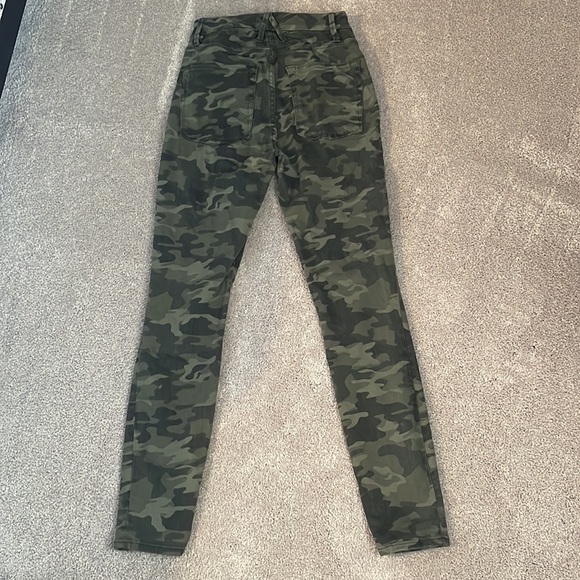 Like NEW 2 Pair of Good American Jeans - Picture 10 of 14